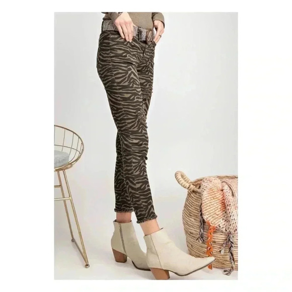 🆕Easel Distress Faded Olive Zebra Print Skinny Pants🆕 - Picture 2 of 12